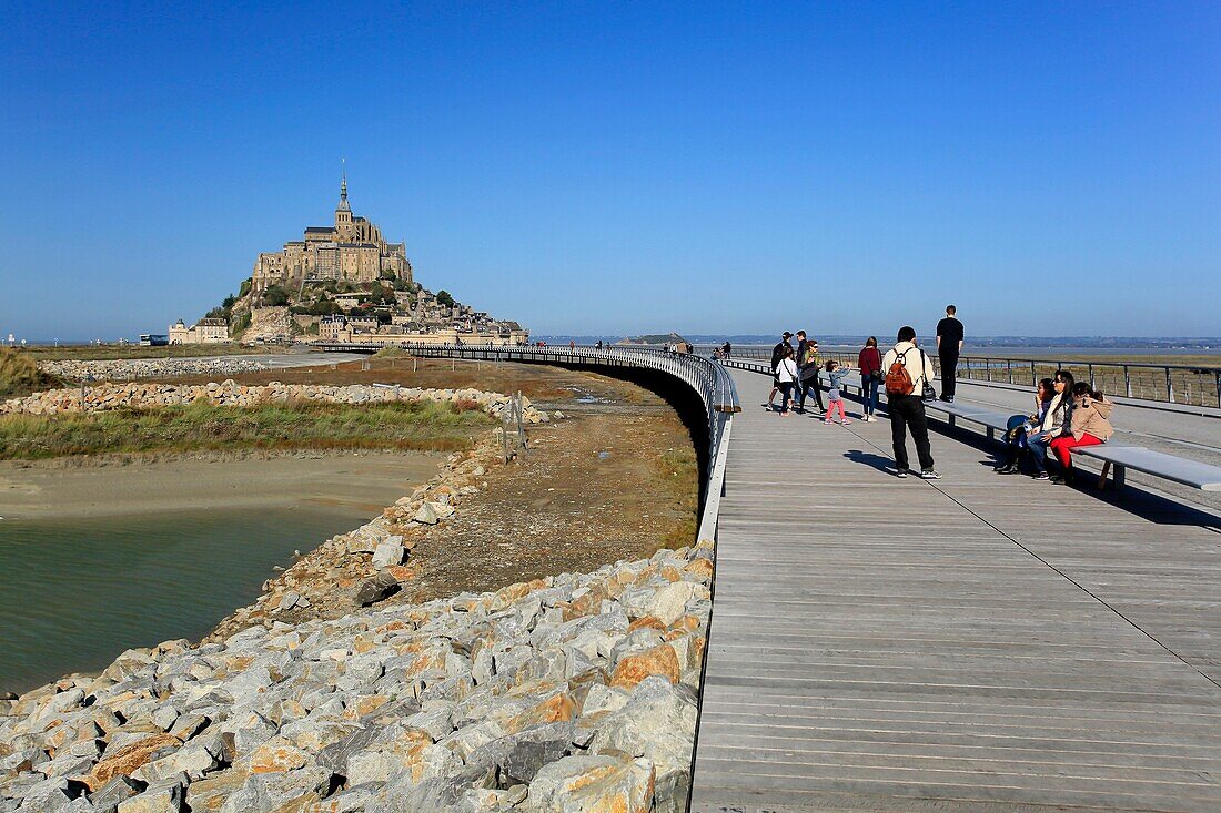 Frankreich, Manche, die Bucht von Mont Saint Michel, die von der UNESCO zum Weltkulturerbe erklärt wurde, die Fußgängerbrücke des Architekten Dietmar Feichtinger und der Mont Saint Michel