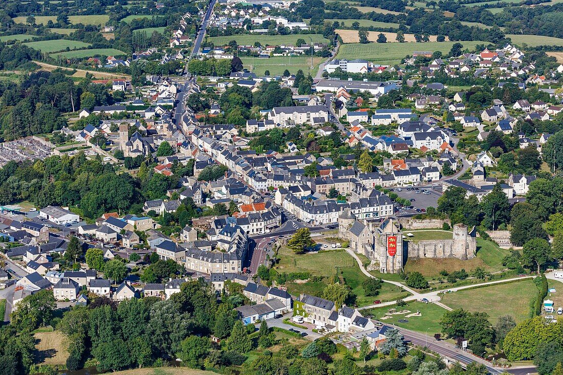 Frankreich, Manche, St Sauveur le Vicomte, das Dorf und die Festung (Luftaufnahme)