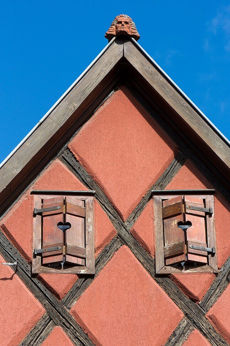 Frankreich, Haut Rhin, Route des Vins d'Alsace, Eguisheim, ausgezeichnet als Les Plus Beaux Villages de France (eines der schönsten Dörfer Frankreichs), Fassade eines traditionellen Hauses in der Straße Remparts