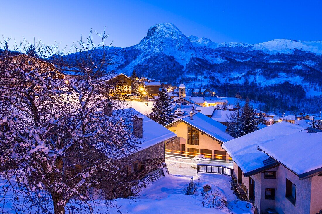 Frankreich, Savoie, Skigebiet der 3 Täler, Saint Martin de Belleville, das Dorf in der Abenddämmerung