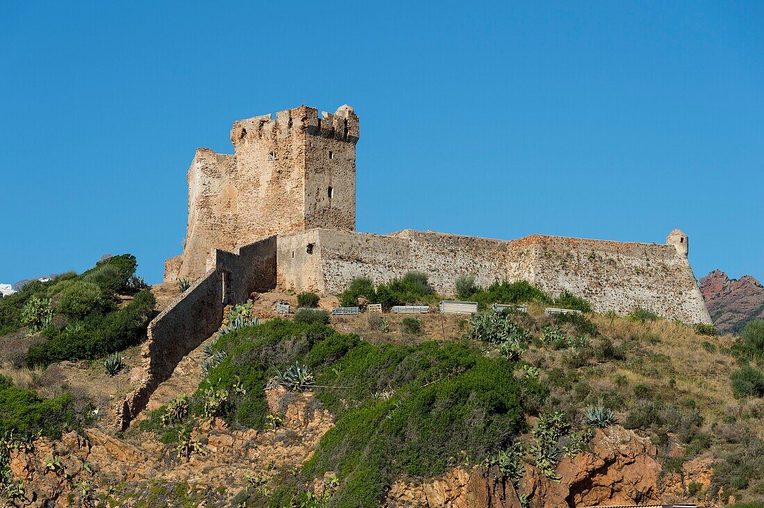 Frankreich, Corse du Sud, Porto, Golf von Porto, von der UNESCO zum Weltkulturerbe erklärt, der genuesische Turm des Dorfes Girolata, per Boot oder zu Fuß erreichbar