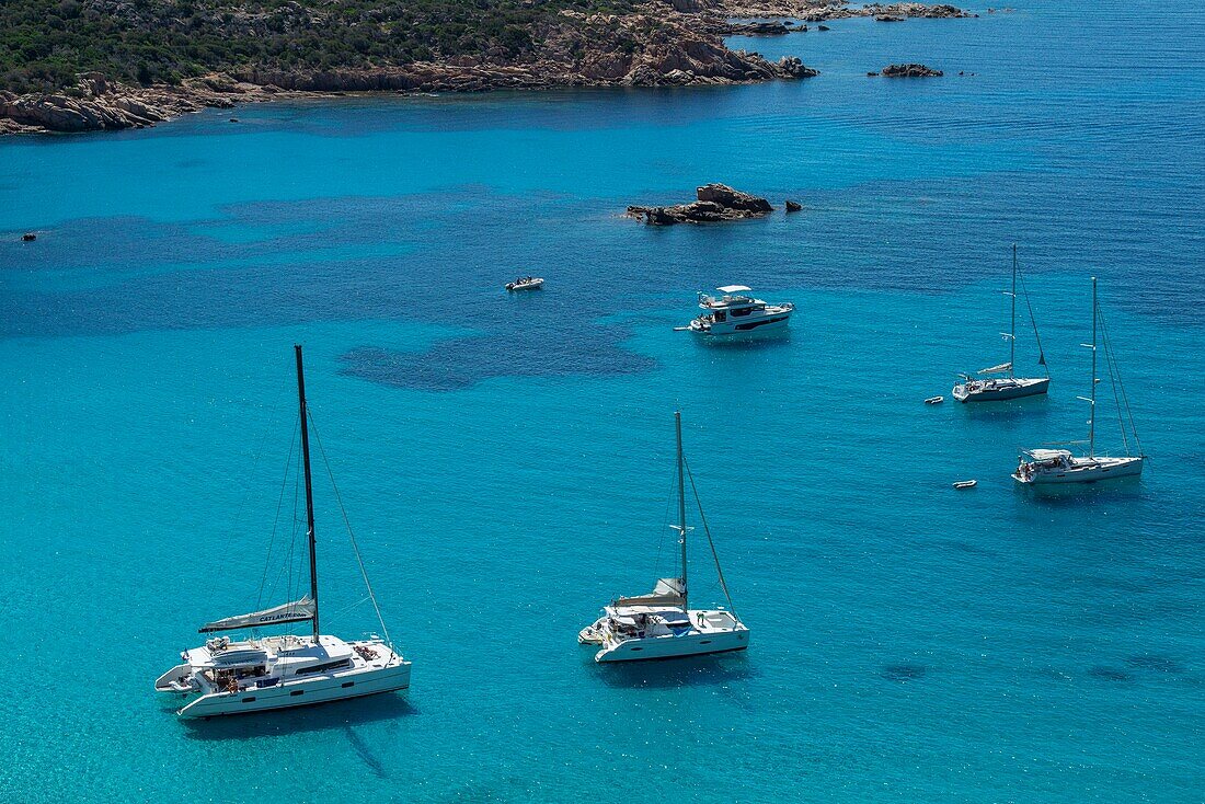 Frankreich, Corse du Sud, die Cala de Roccapina vom Genueser Turm aus gesehen, viele Boote tummeln sich im türkisfarbenen Wasser der Bucht