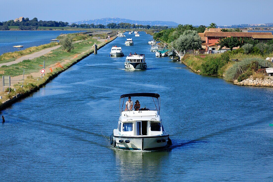 Frankreich, Herault, Palavas les Flots, Gebiet Les Quatre Canaux, Canal du Rhone in Sete, Bootsverleih The Boat