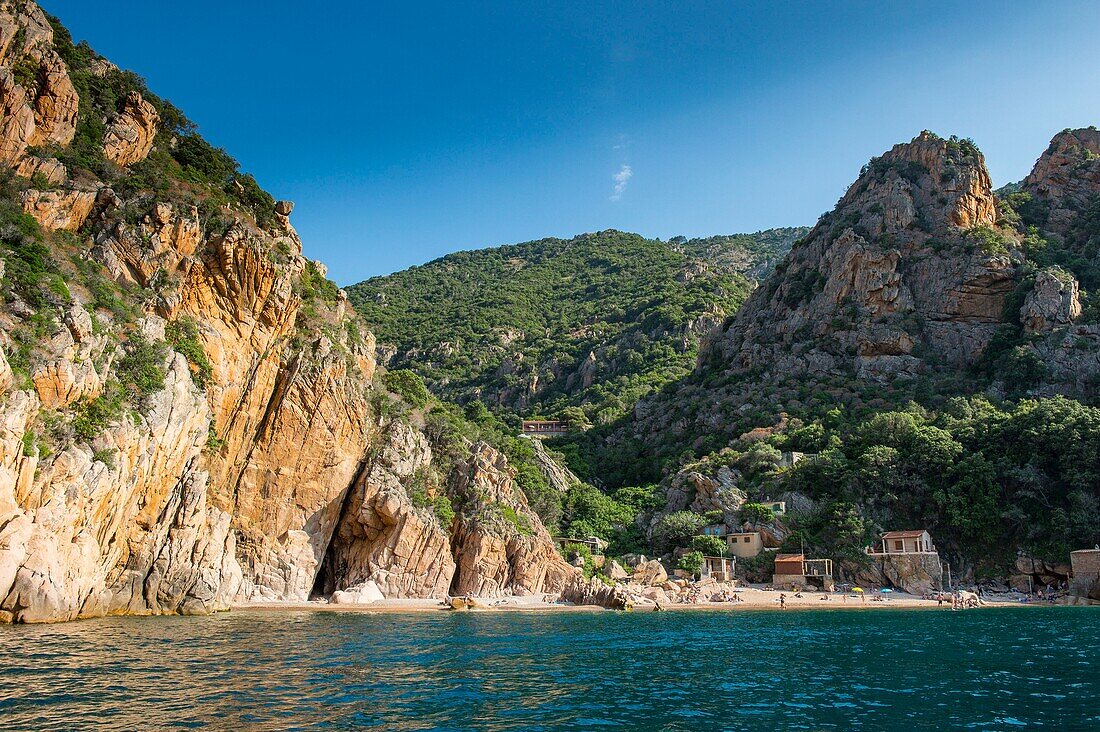 Frankreich, Corse du Sud, Porto, Golf von Porto von der UNESCO zum Weltkulturerbe erklärt, Bootstour an der zerklüfteten Küste von Capo Rosso mit ockerfarbenen Klippen