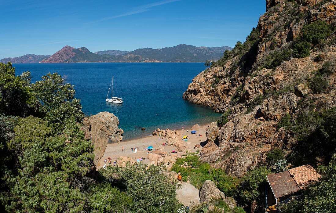 Frankreich, Corse du Sud, Porto, Golf von Porto, von der UNESCO zum Weltkulturerbe erklärt, Strand von Ficaghiola und Fischerhütten