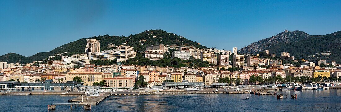 Frankreich, Corse du Sud, Ajaccio, Panoramablick auf den Hafen und die Zitadelle vom Oberdeck einer Fähre und die Abgaswolke der Fähre