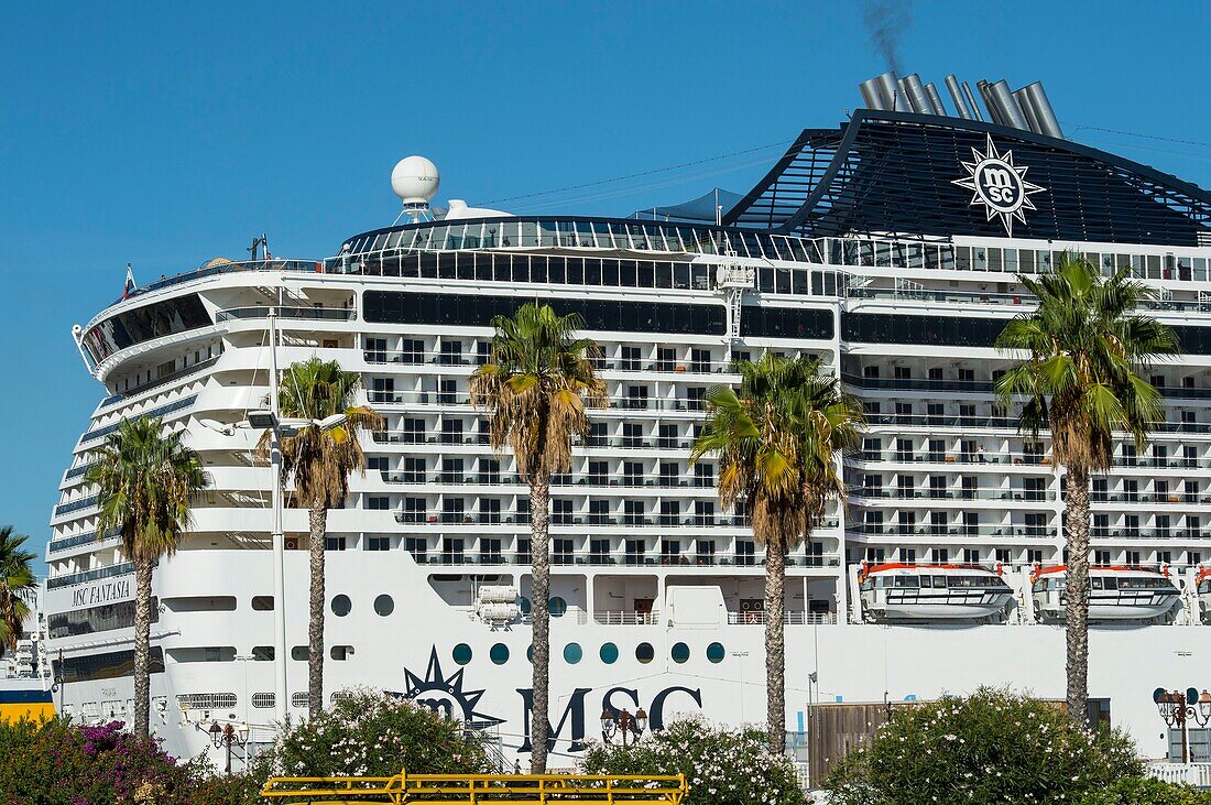 Frankreich, Corse du Sud, Ajaccio, im Hafen, ein bauartiges Schiff schüttet seine Tausende von Passagieren für einen Tagesbesuch zum Geburtsort von Napoleon