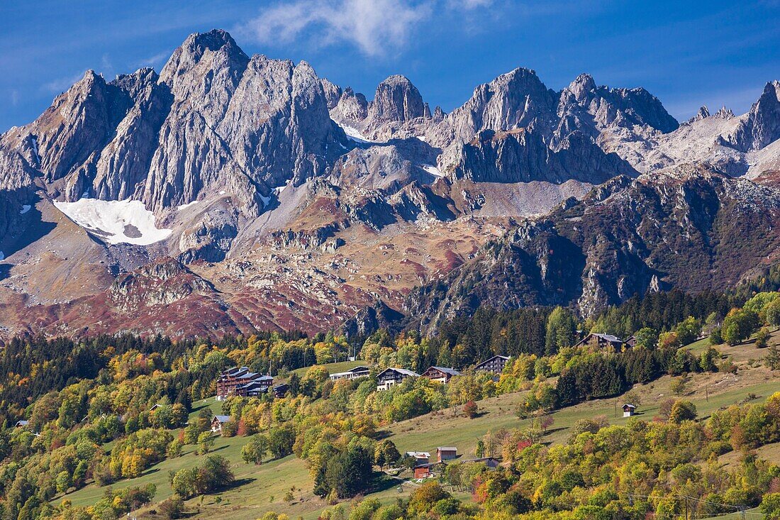 Frankreich, Savoyen, Doucy, Doucy-Combelouviere, Skigebiet, Vanoise-Massiv, Blick auf das La Lauziere-Massiv und den Grand Pic von La Lauziere im Hintergrund (2829m)