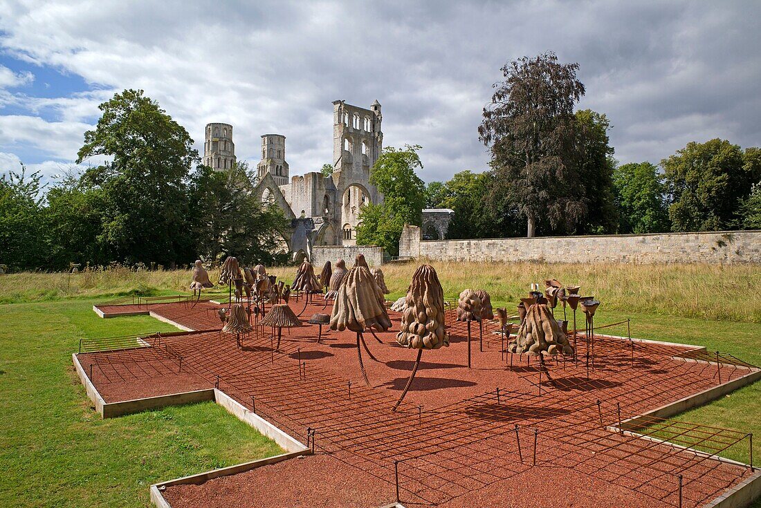 Frankreich, Seine Maritime, Jumieges, Abtei Saint-Pierre de Jumièges, Abtei Notre-Dame, Kirchenschiff und Querschiffsromane