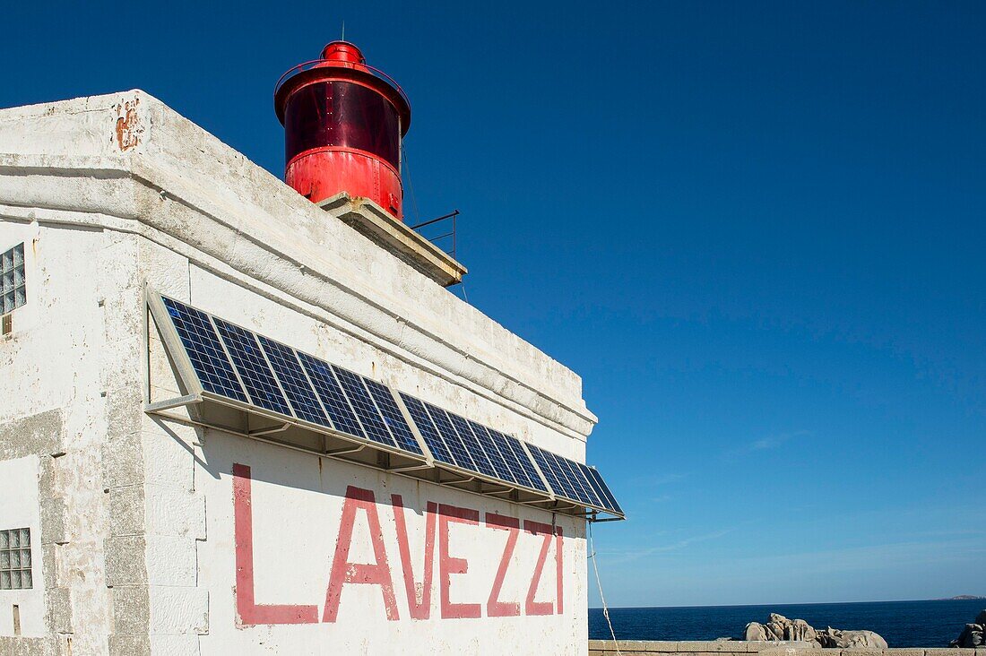 Frankreich, Corse du Sud, Bonifacio, Lavezzi-Inseln, Naturreservat der Mündung des Bonifacio, die Gebäude des Leuchtturms dienen heute als Stützpunkt für das Team der Wächter des Reservats