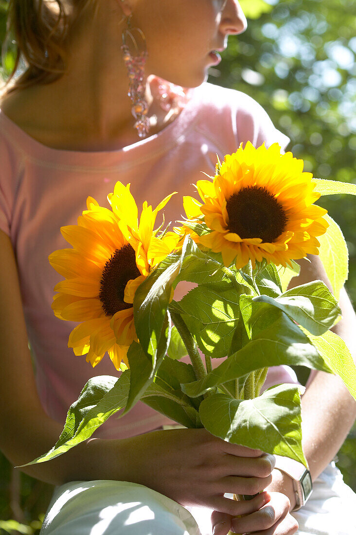 Mädchen mit Sonnenblumen