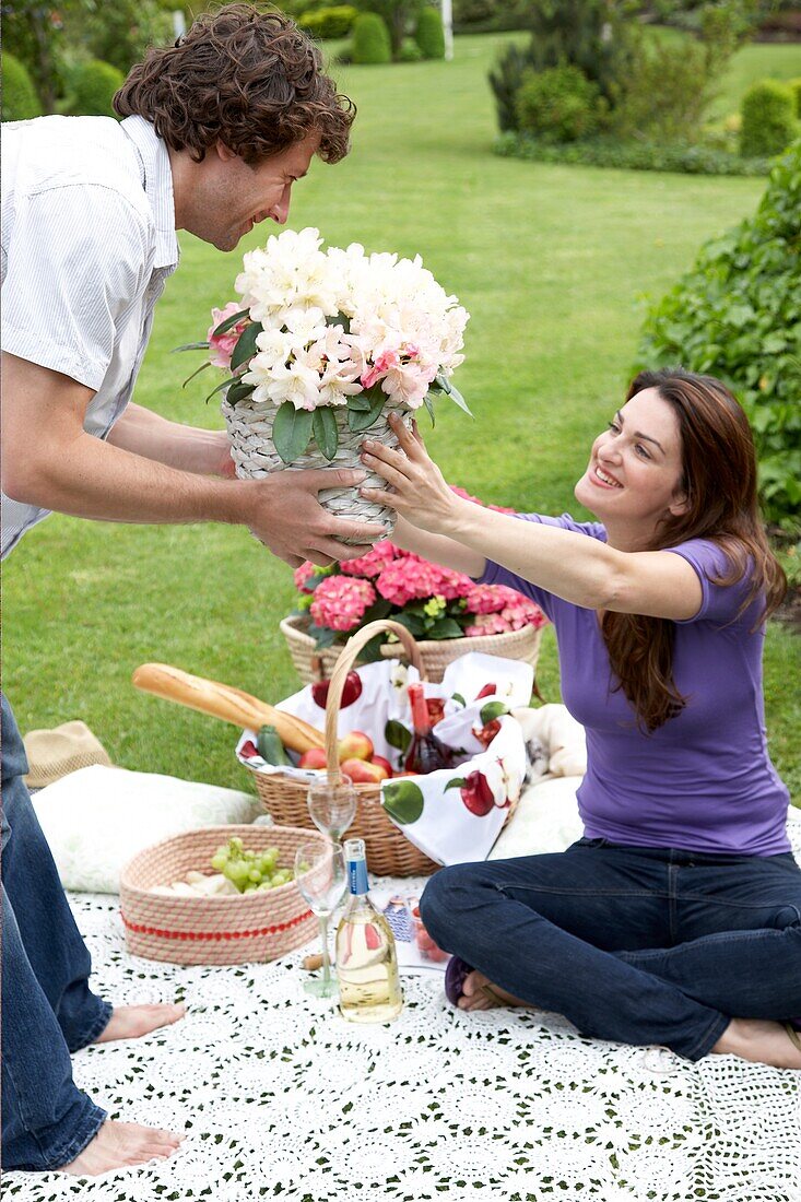 Mann schenkt Frau Rhododendron