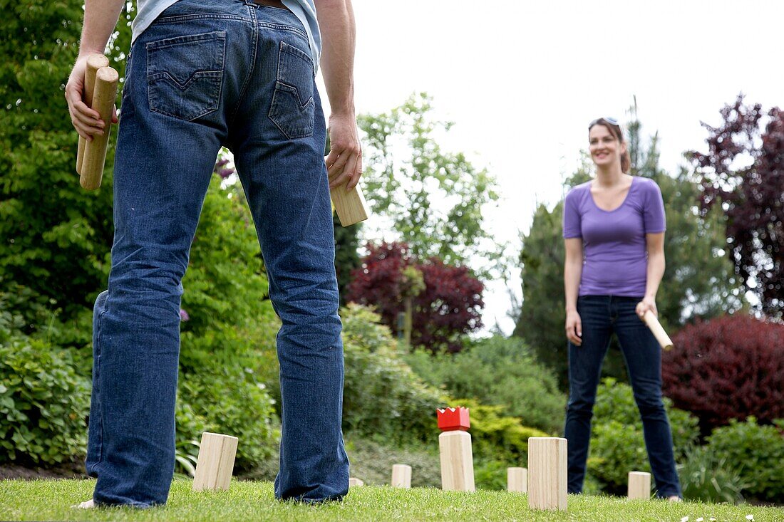 Pärchen spielt im Garten