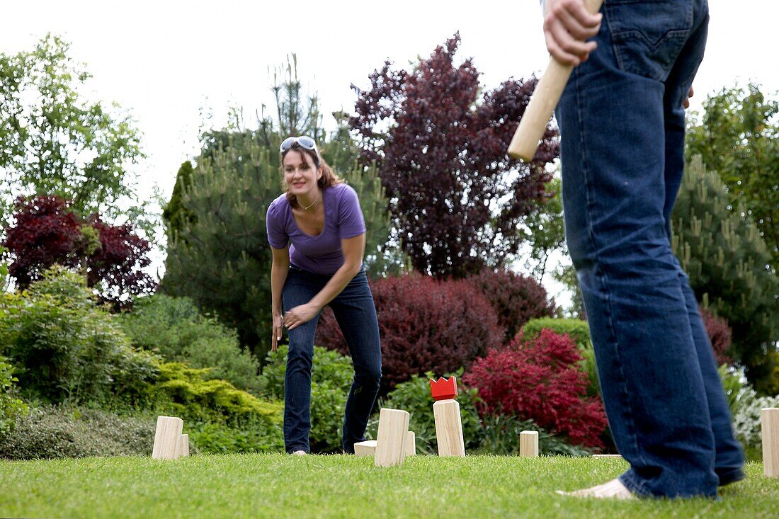 Pärchen beim Spielen im Garten