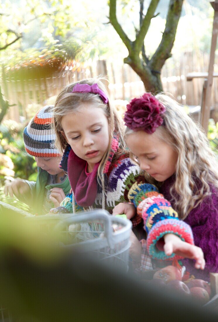 Kinder am Gartentisch