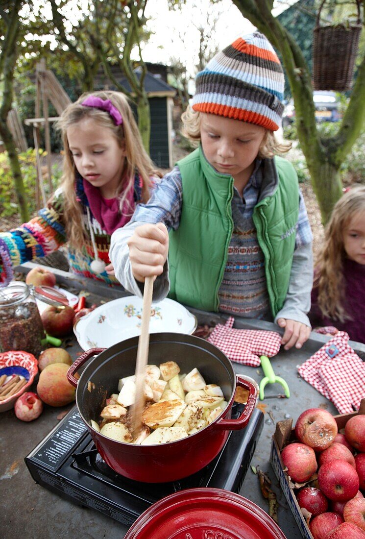 Kinder kochen Apfelmus