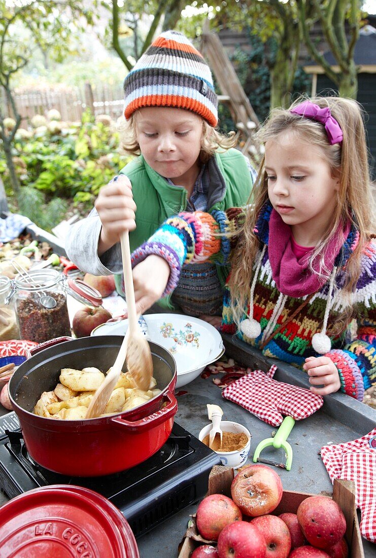 Kinder kochen Apfelmus