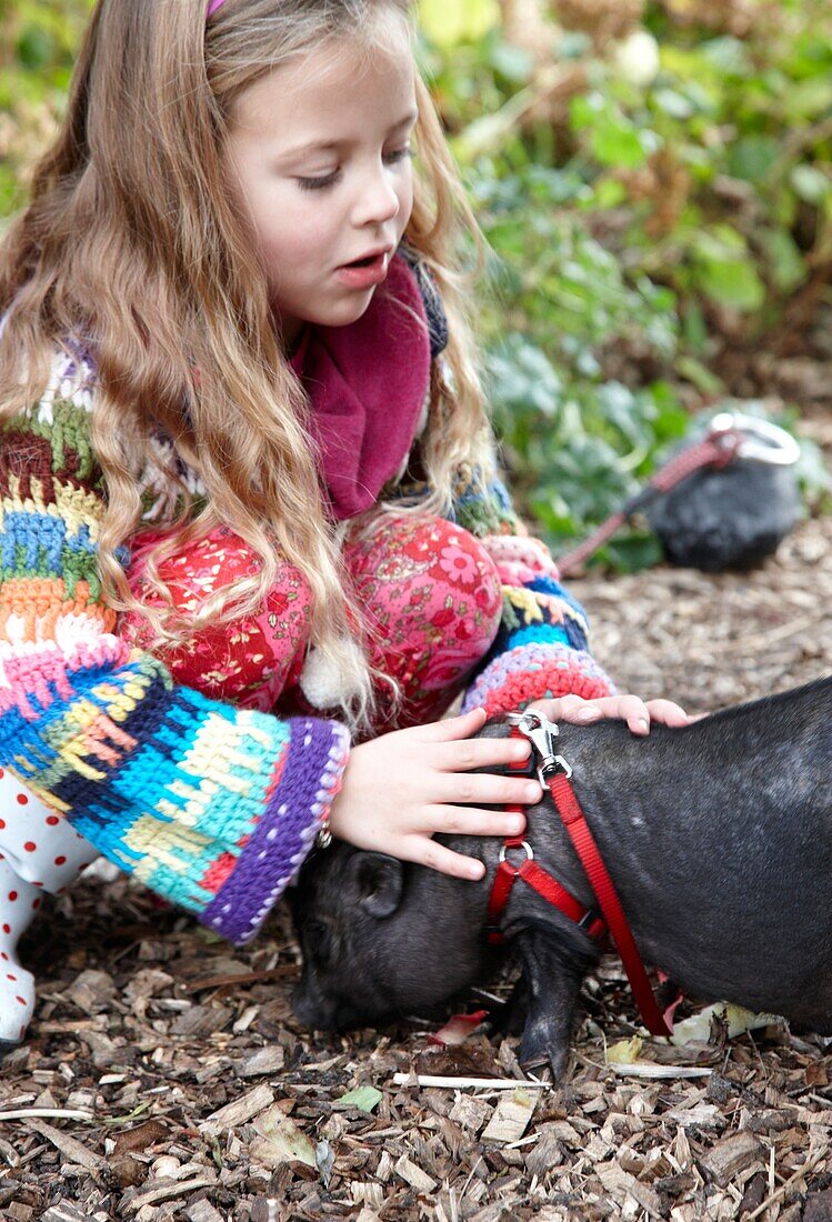 Mädchen mit Miniaturschwein