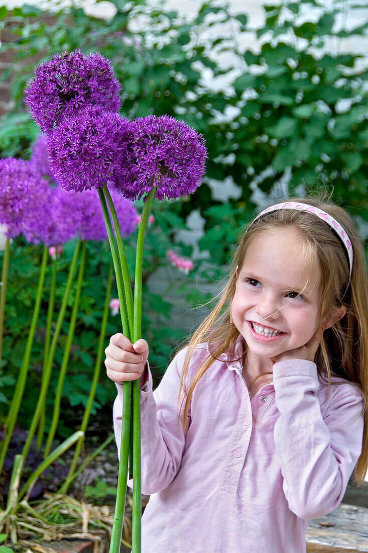 Mädchen hält Allium