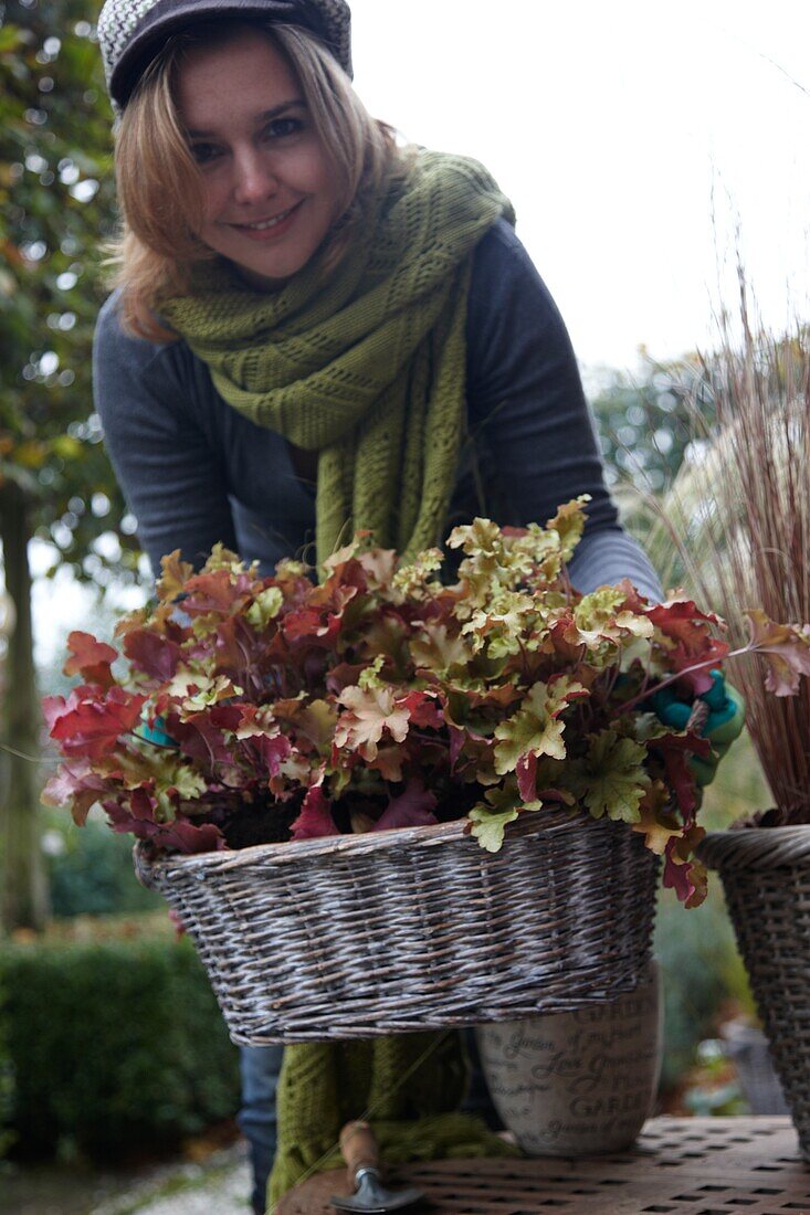 Frau hält Heuchera