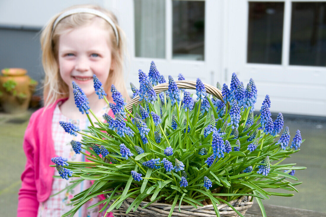 Mädchen neben Muscari