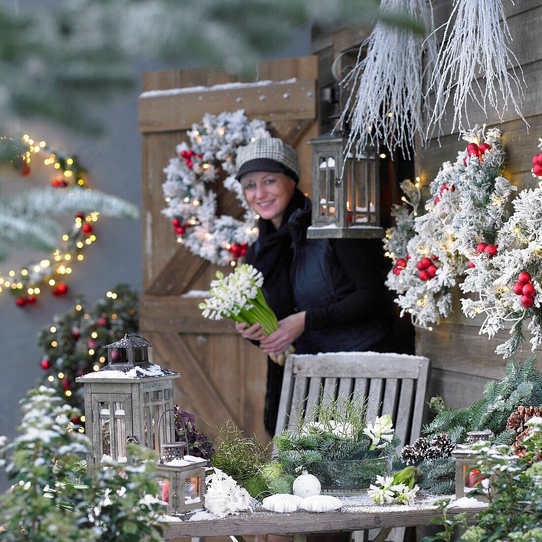 Frau bastelt Weihnachtsgesteck