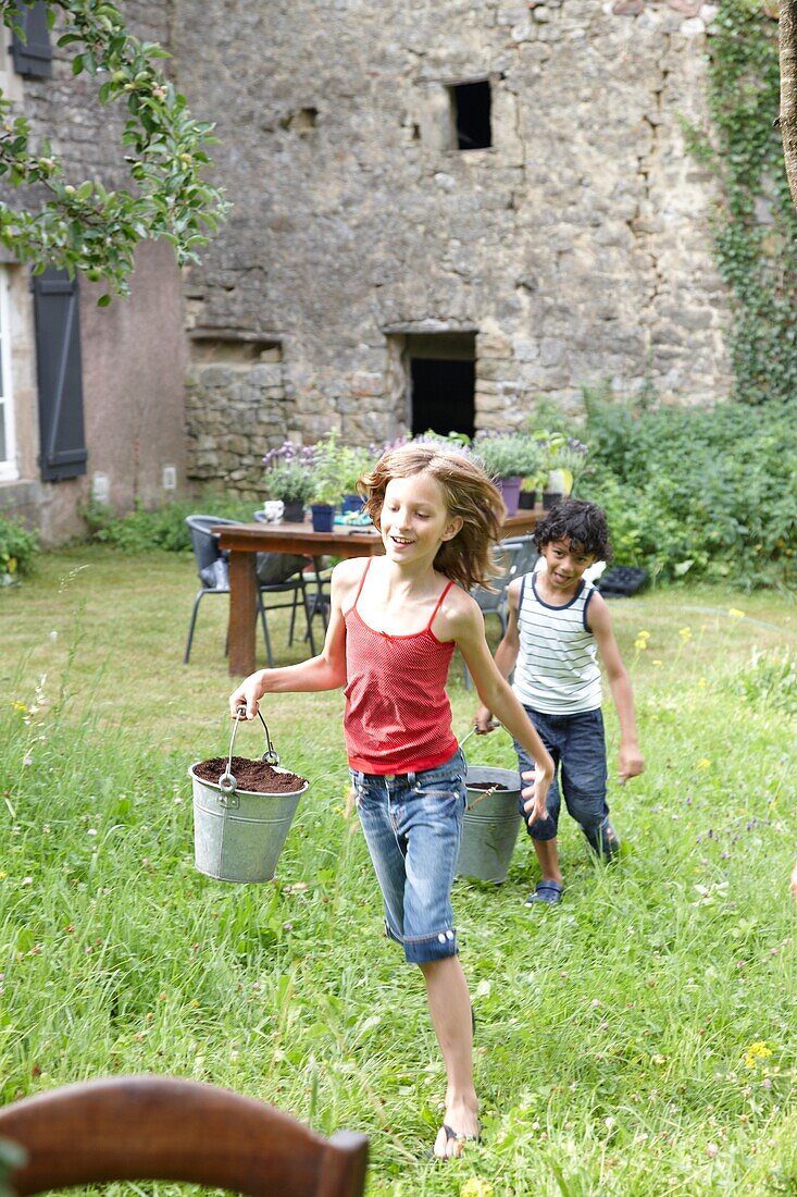 Kinder rennen im Garten
