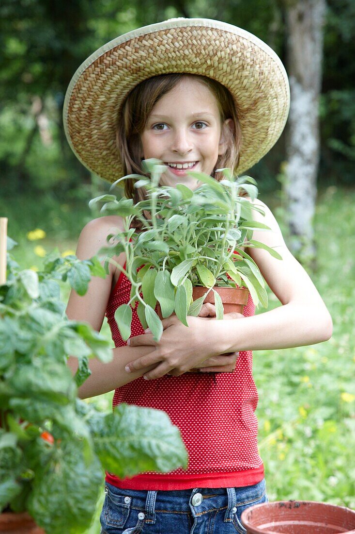 Mädchen hält Salvia officinalis