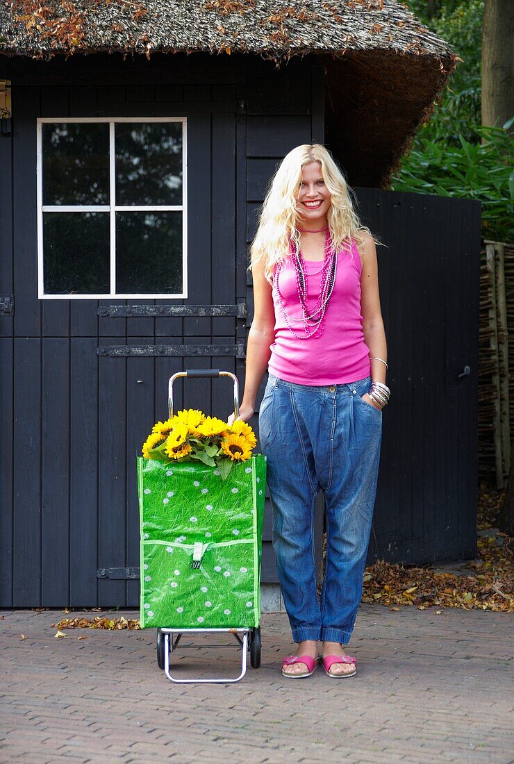 Frau mit Sonnenblumen