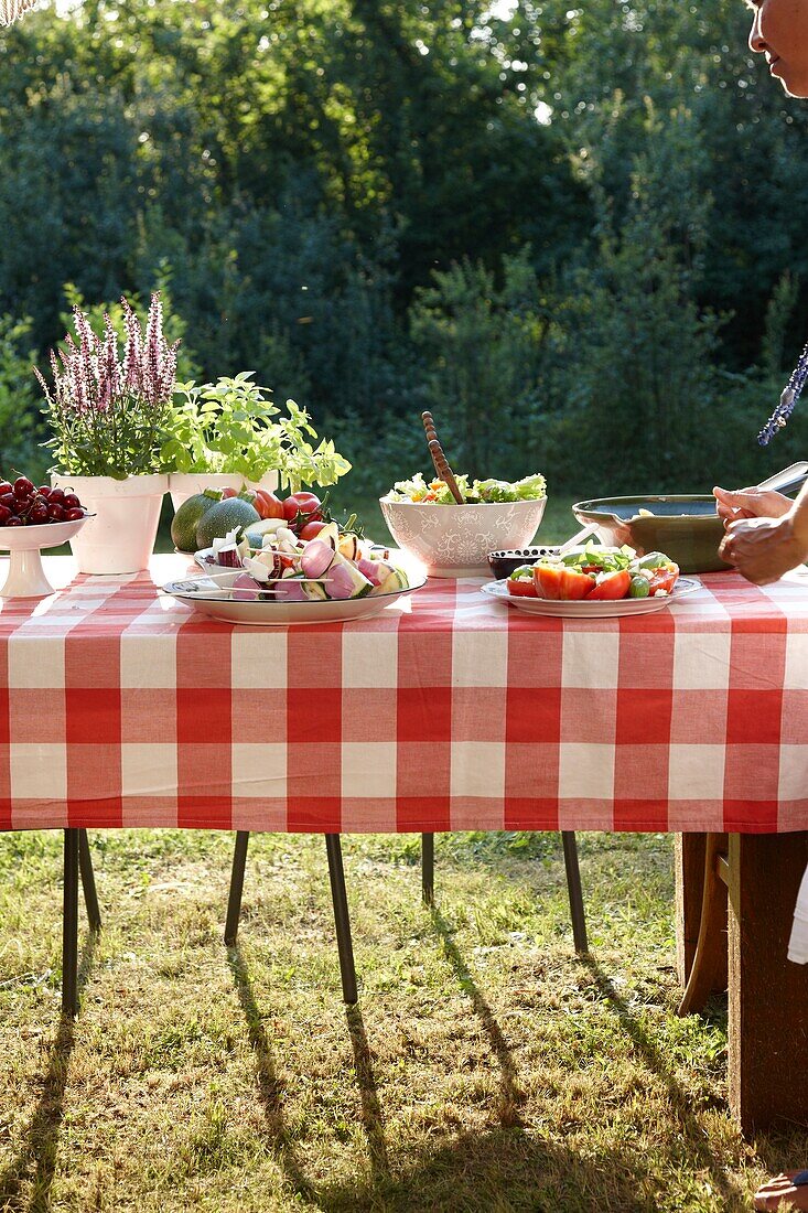 Salate auf dem Picknicktisch
