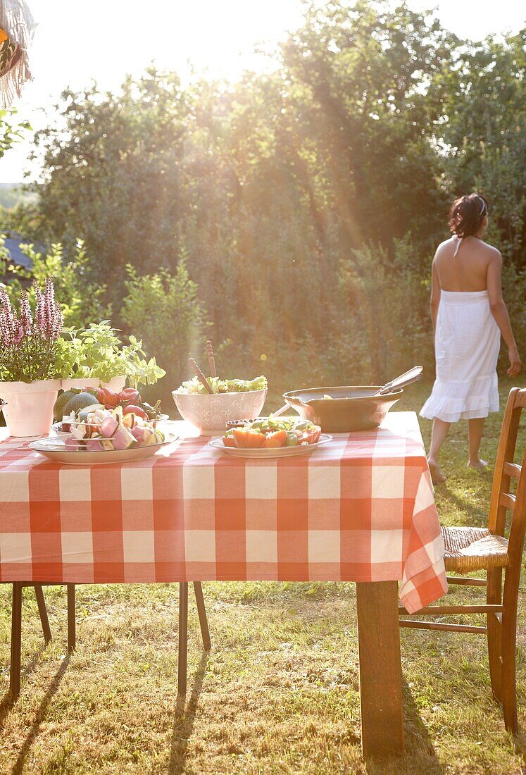 Salate auf dem Picknicktisch