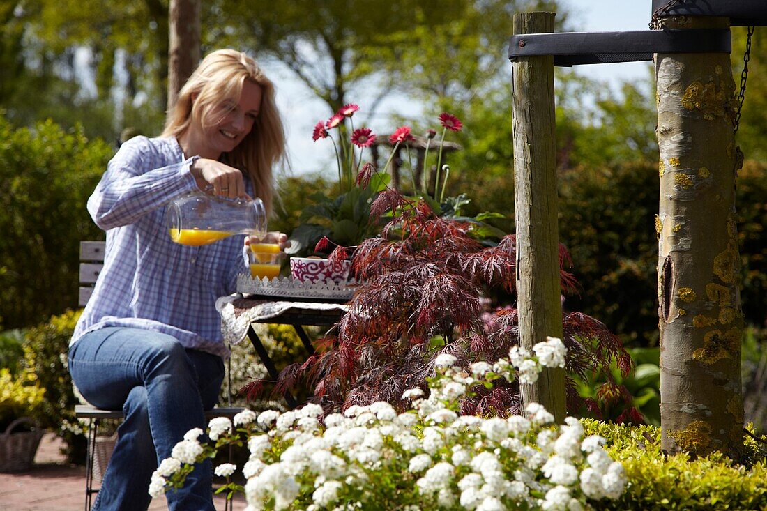 Frau entspannt sich im Garten