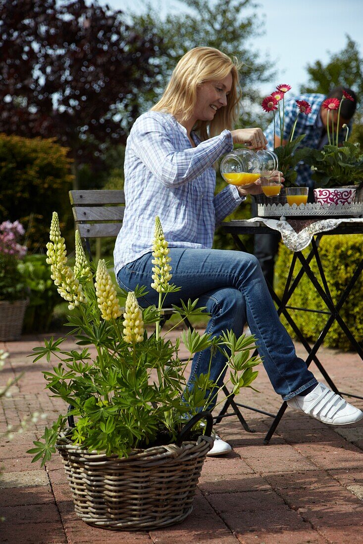 Frau auf Frühlingsterrasse sitzend