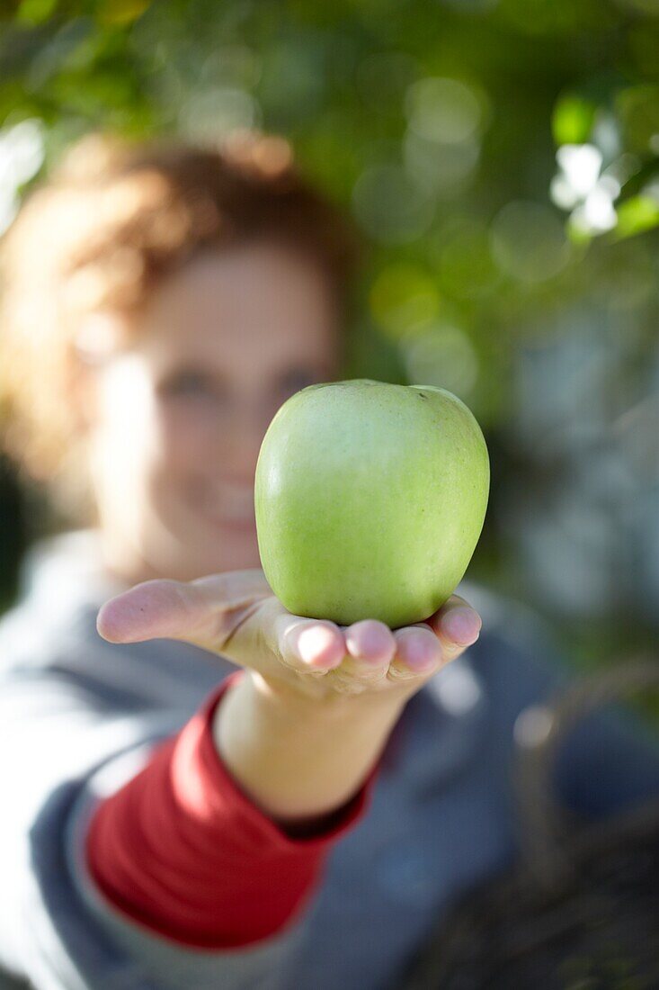 Frau hält Apfel