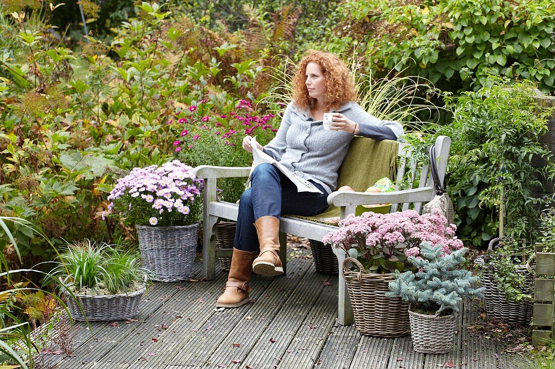 Frau entspannt sich auf der Herbstterrasse