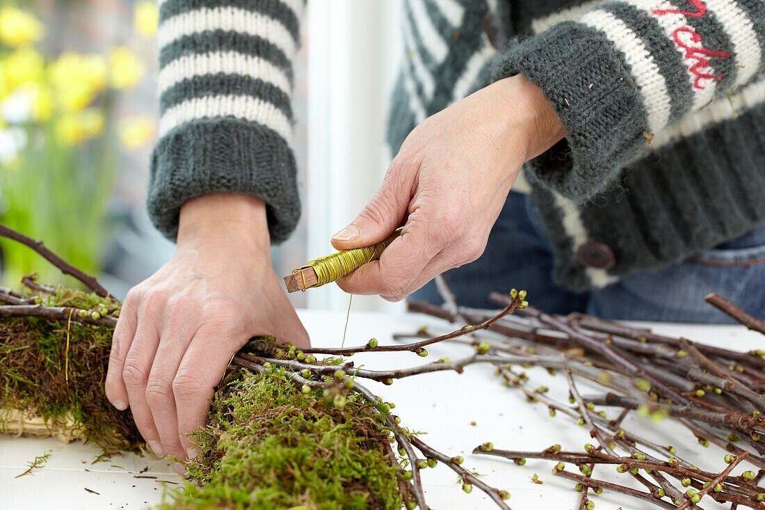 Making easter wreath