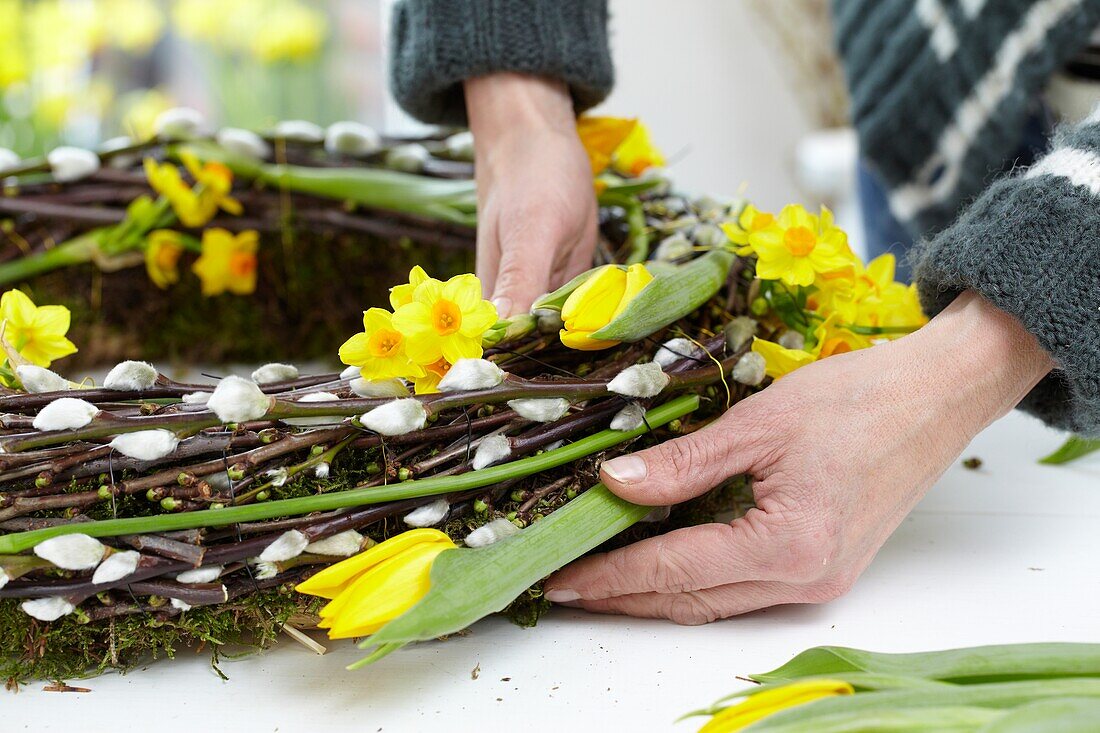 Making easter wreath