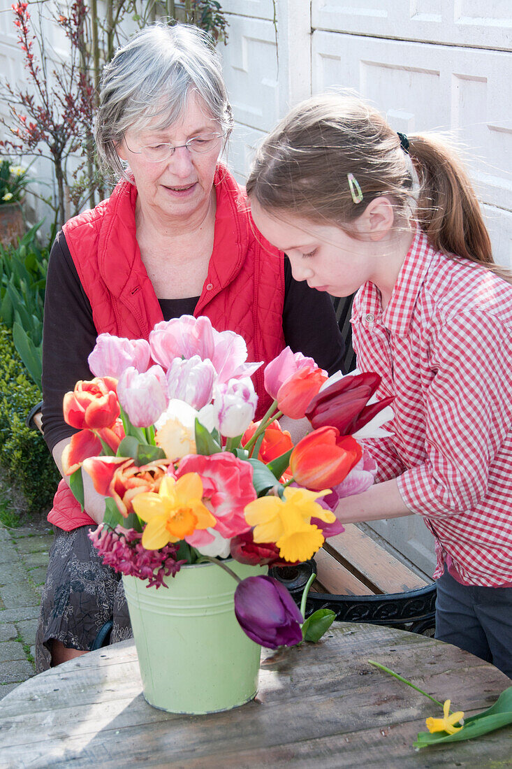 Arrangieren eines Frühlingsblumenstraußes