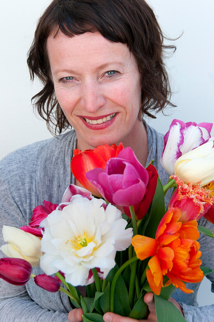 Frau mit Frühlingsblumen