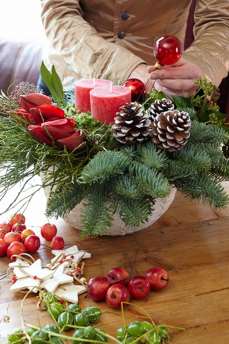 Herstellung eines Weihnachtsgestecks