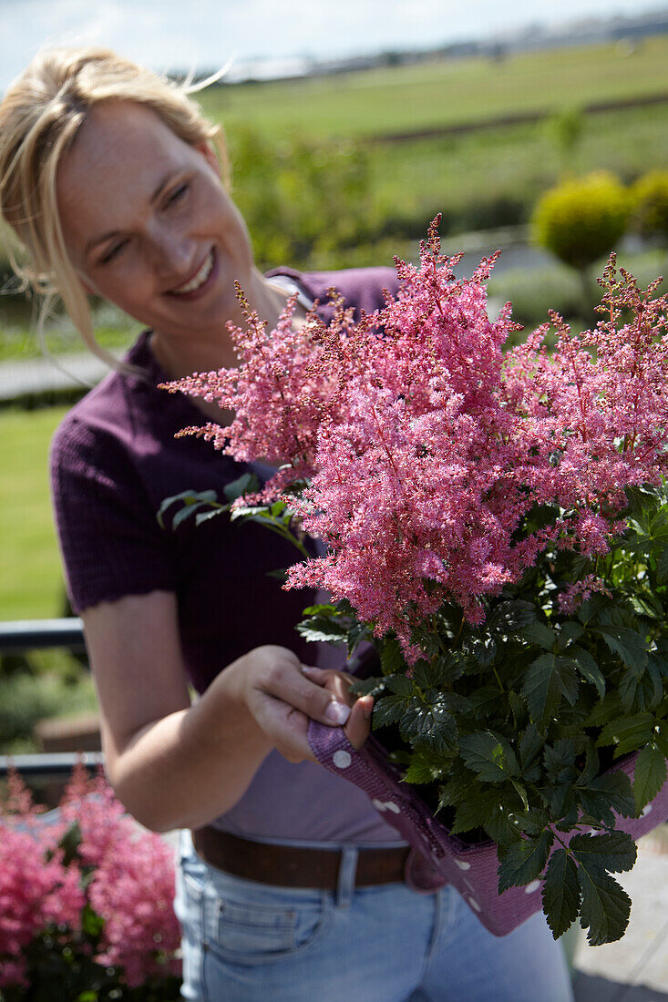 Frau hält Astilbe