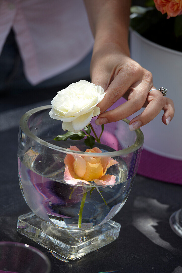 Vase mit Rosendekoration