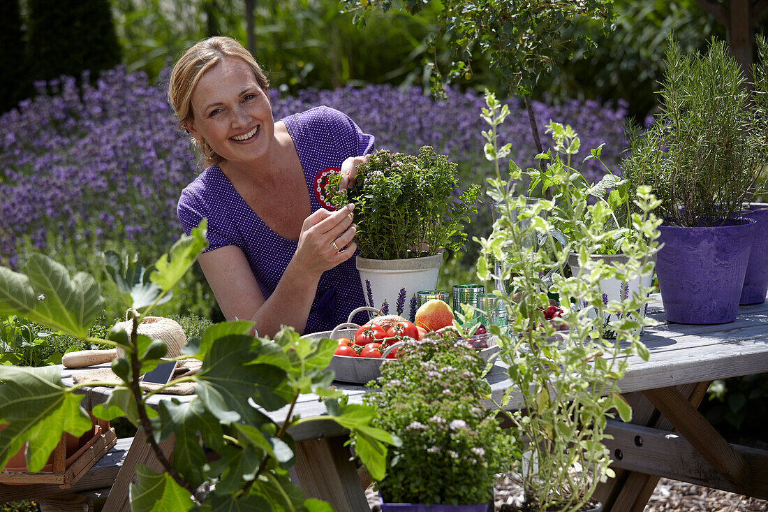 Frau bei der Gartenarbeit mit Kräutern