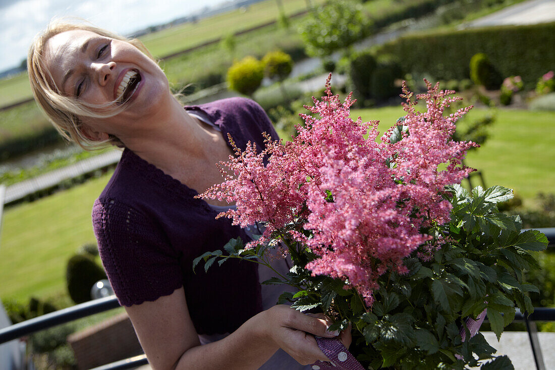 Frau hält Astilbe