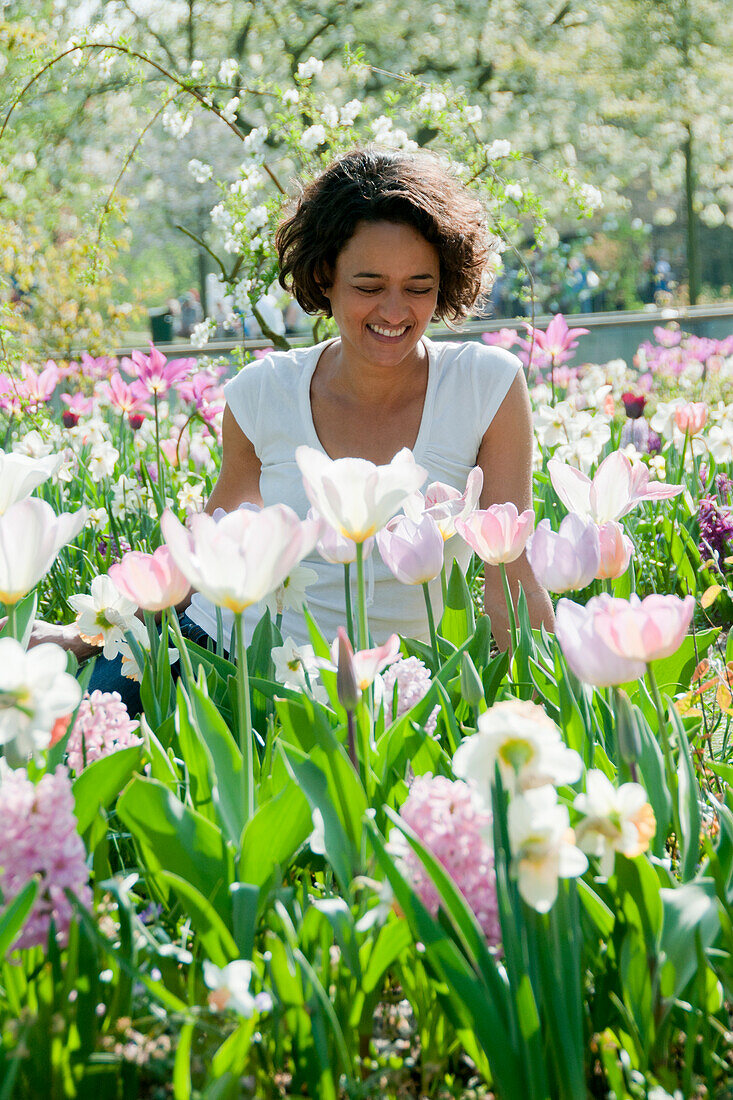 Frau in einem Feld mit Frühlingsblumen