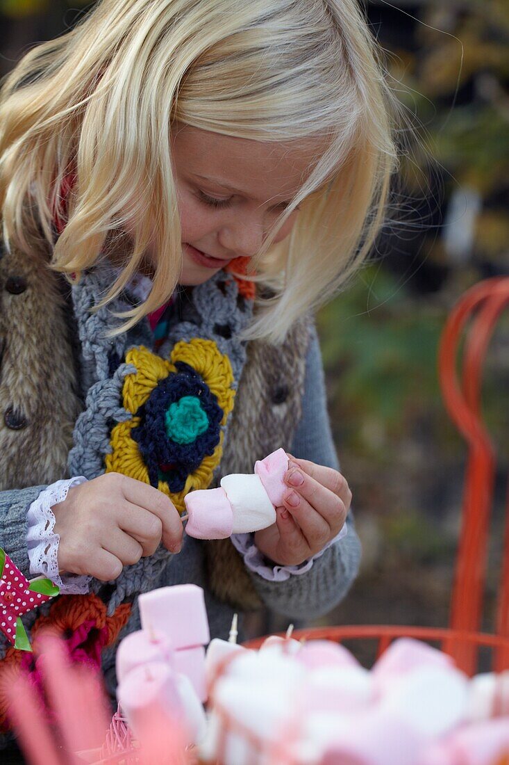 Mädchen macht Marshmallow-Spieße