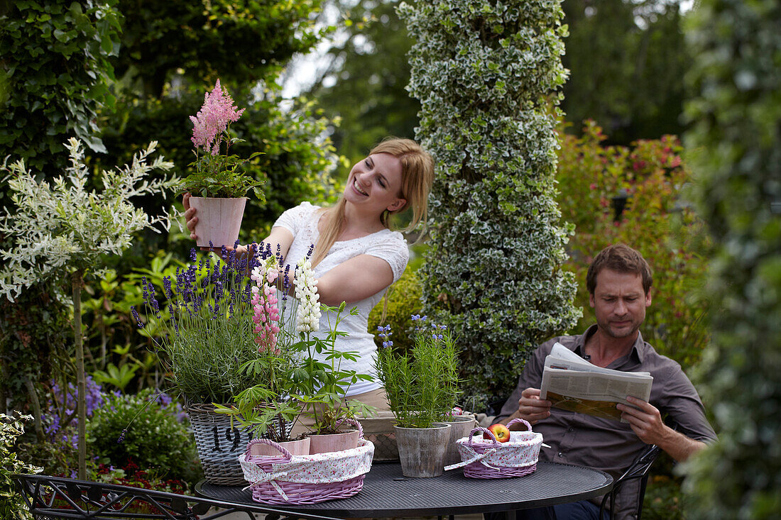 Frau dekoriert Gartentisch