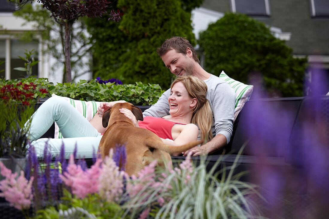 Pärchen entspannt im Garten