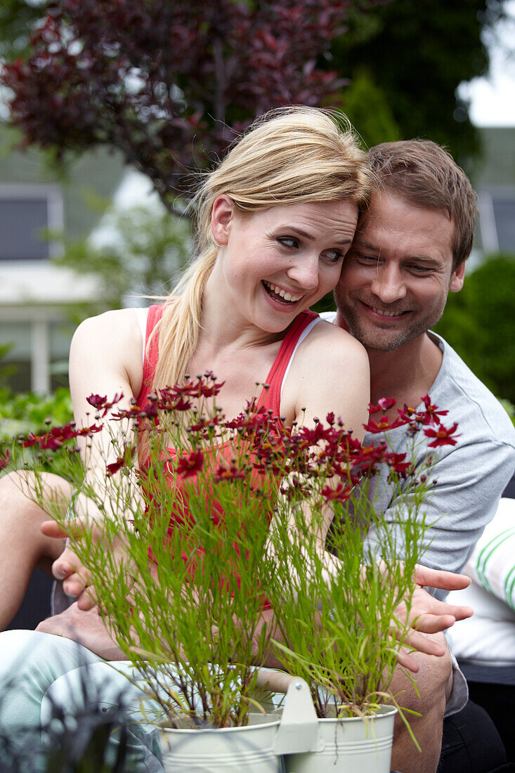 Pärchen genießt den Garten