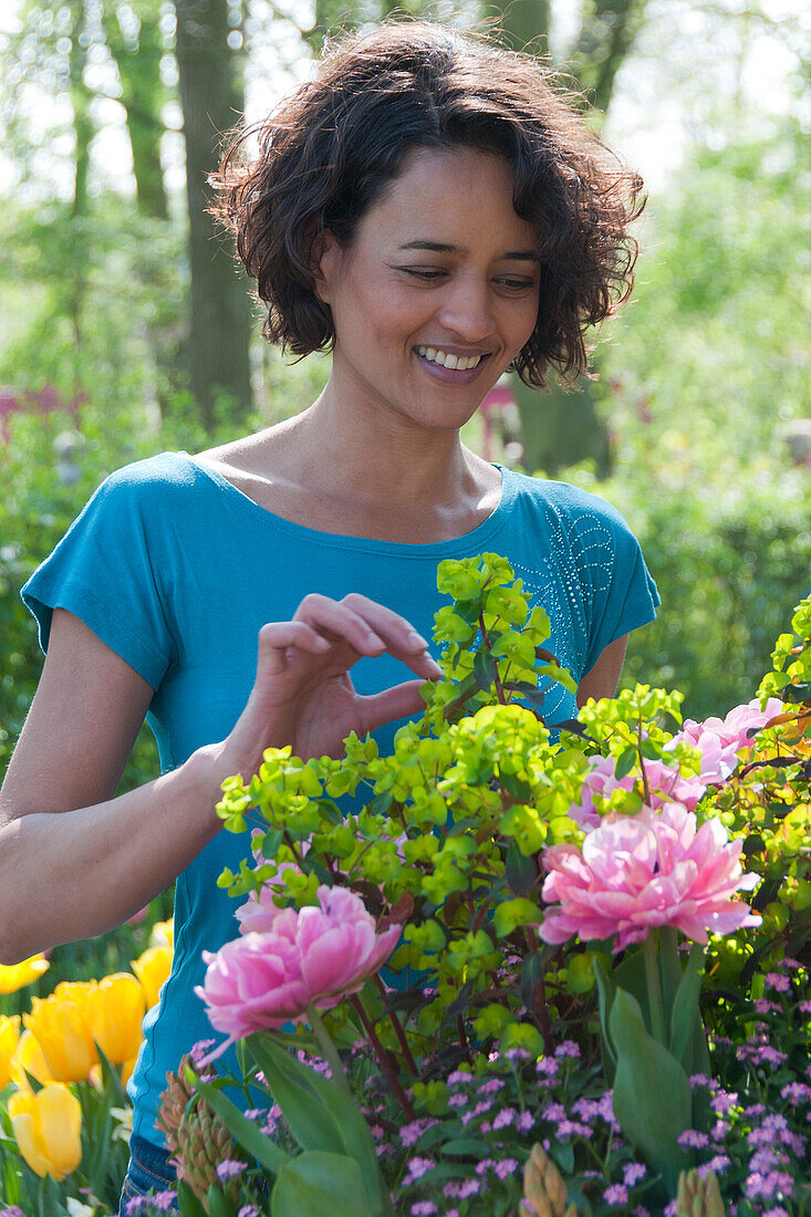 Frau sieht sich Frühlingsblumen an